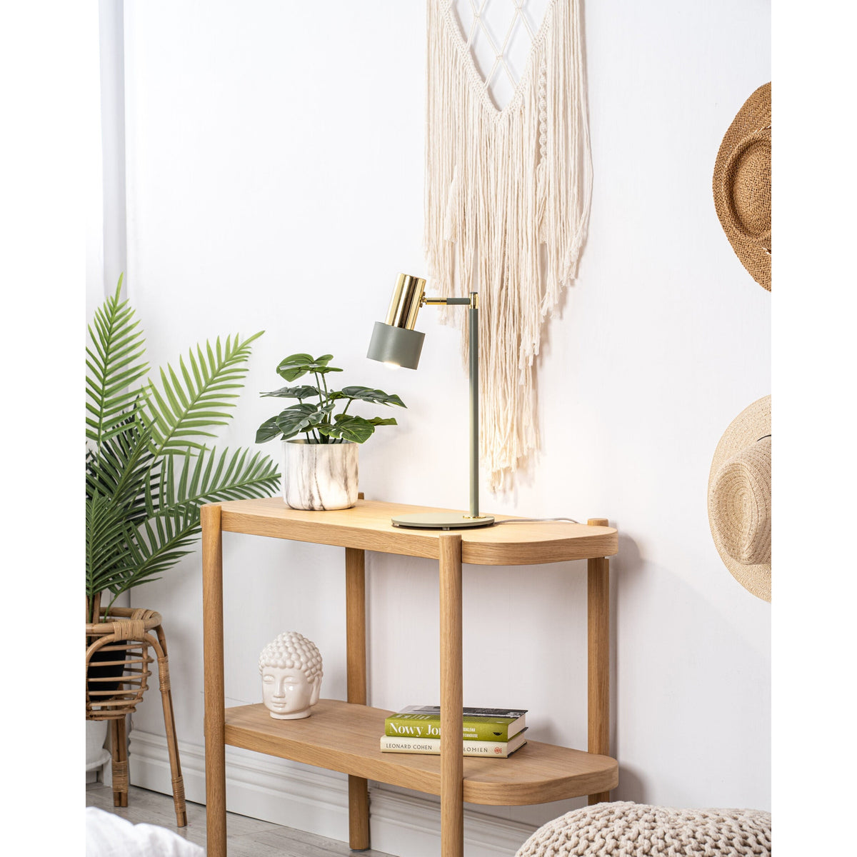 Mise en ambiance : lampe verte posée sur une console en bois, décor bohème.