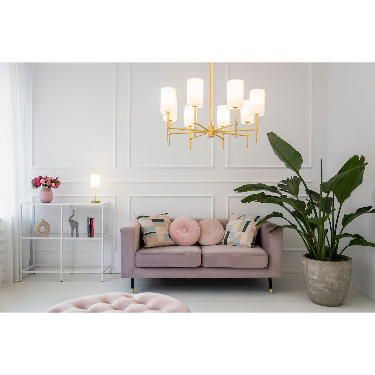 Lustre installé au-dessus d'un canapé rose dans un salon clair, mise en ambiance