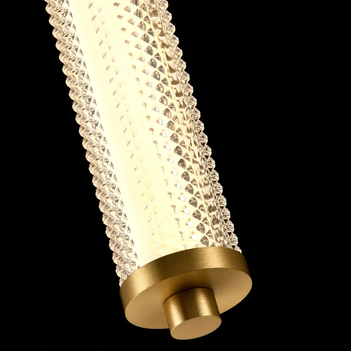 Détail du bas du tube avec embout doré et verre à motif diamant