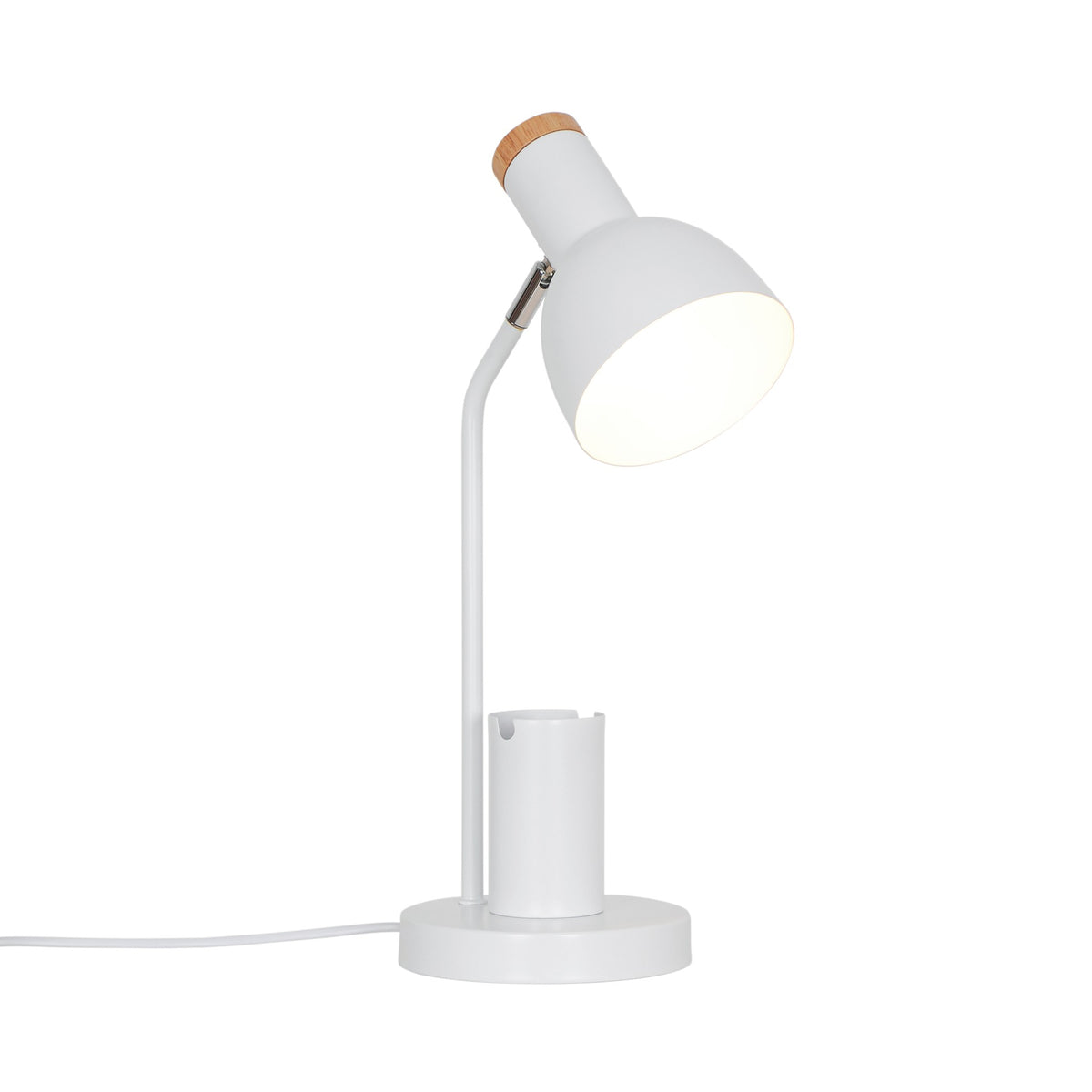 Lampe de bureau blanche inclinée, vue de trois quarts avec abat-jour orienté vers le bas