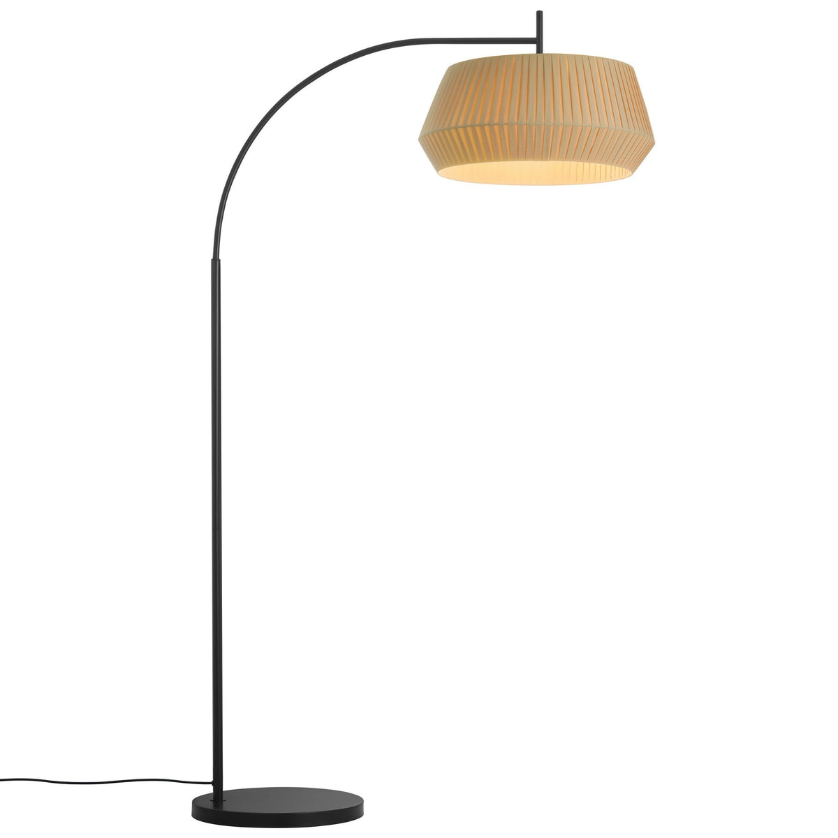 Lampadaire à arc noir et abat-jour beige en tissu plissé, vue de face sur fond blanc.