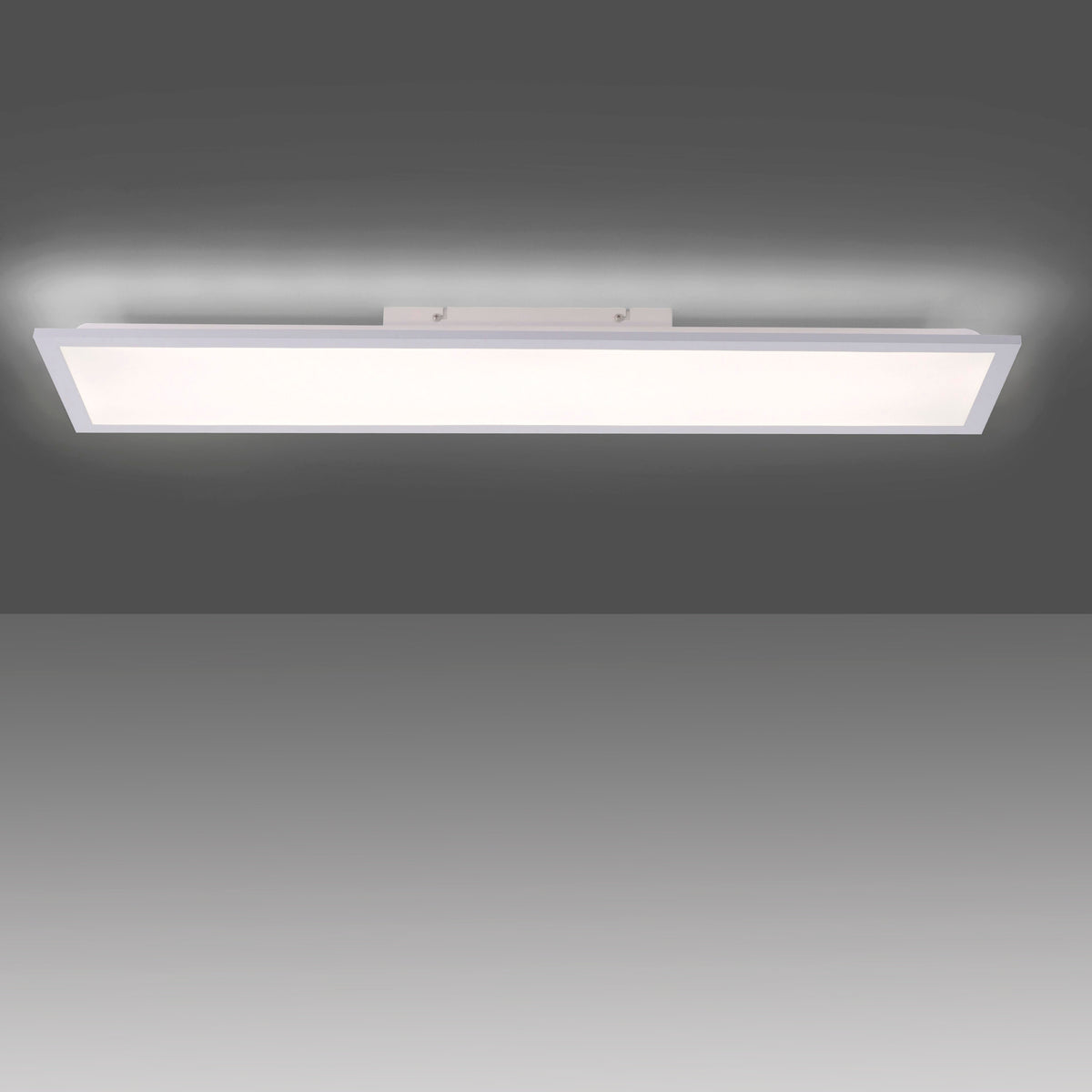 Plafonnier allumé vu de face, halo lumineux diffusé tout autour du panneau