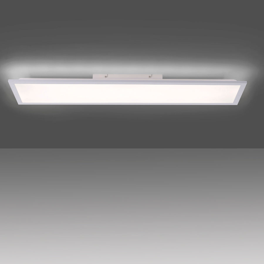 Plafonnier allumé vu de face, halo lumineux diffusé tout autour du panneau