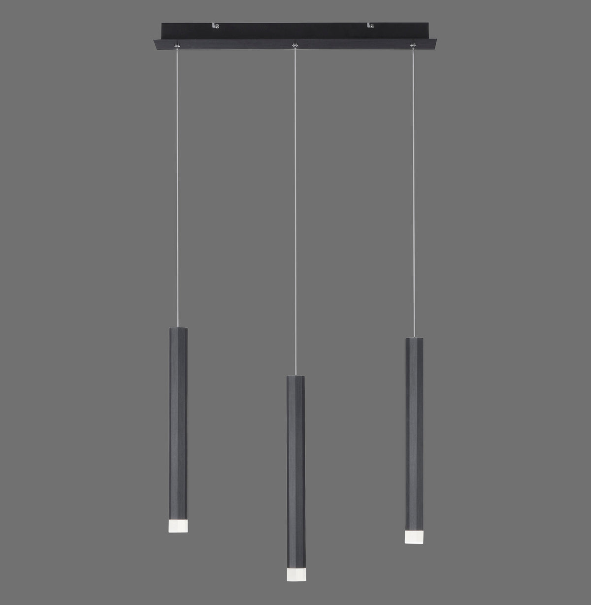 Vue de face de la suspension noire à trois tubes cylindriques suspendus sous un support rectangulaire.