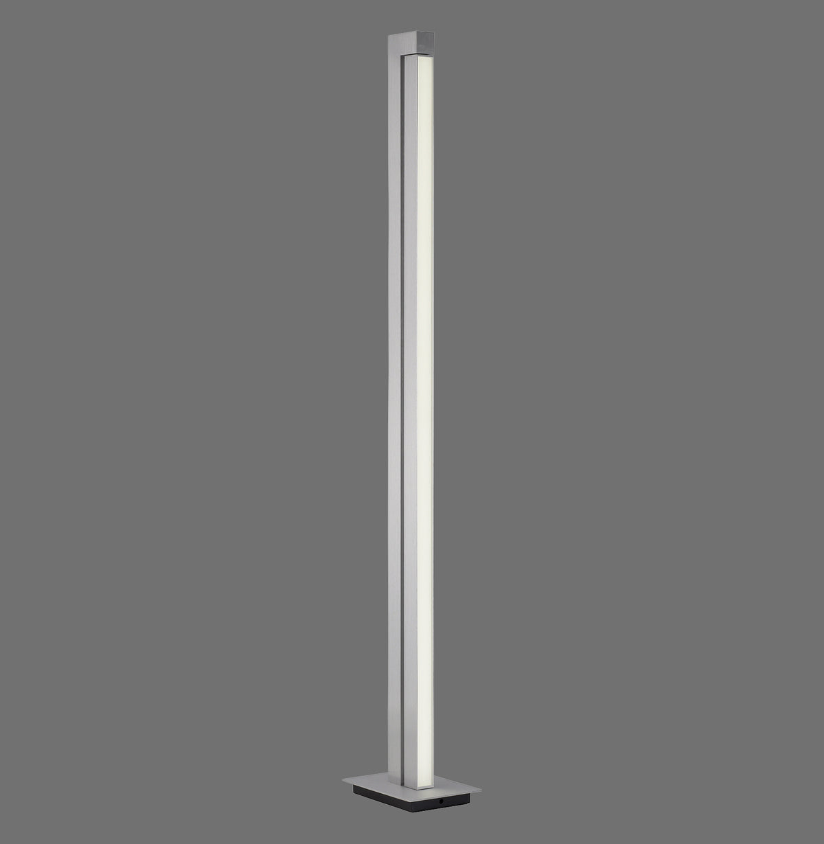 Lampadaire vertical en aluminium brossé, vue de face sur fond gris.