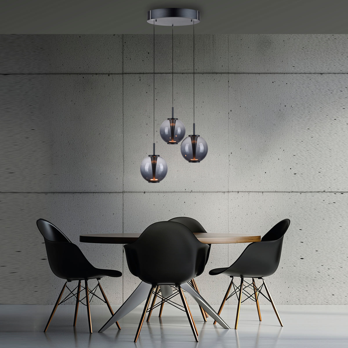 Mise en ambiance au-dessus d'une table à manger, chaises noires et mur en béton