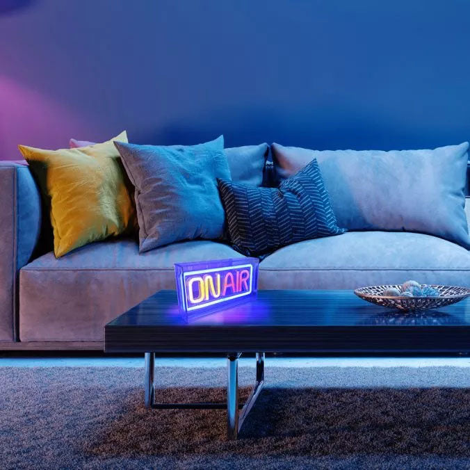 Mise en ambiance du luminaire posé sur une table basse dans un salon bleu