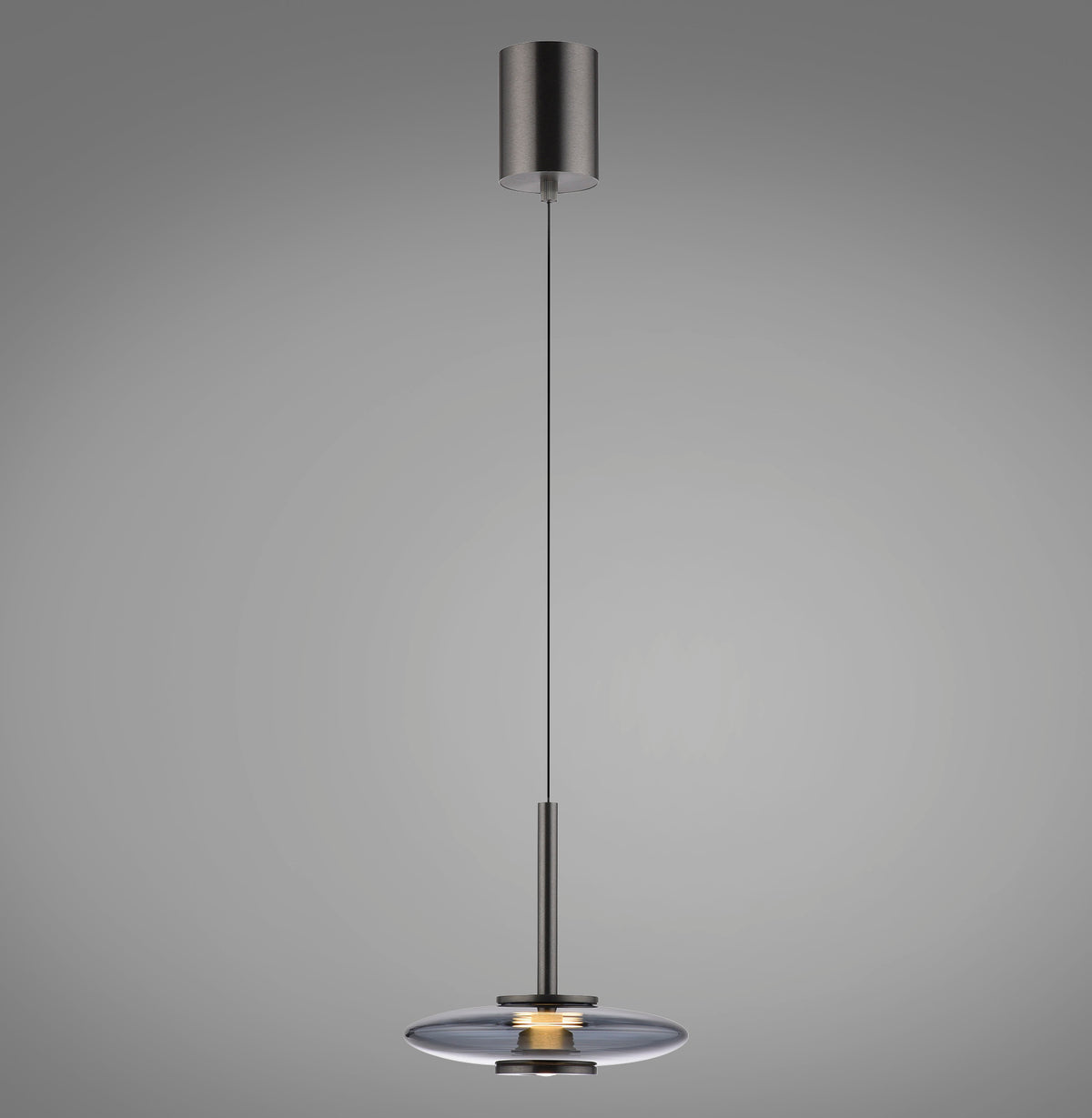 Suspension grise de face sur fond gris dégradé, verre fumé et lumière allumée.