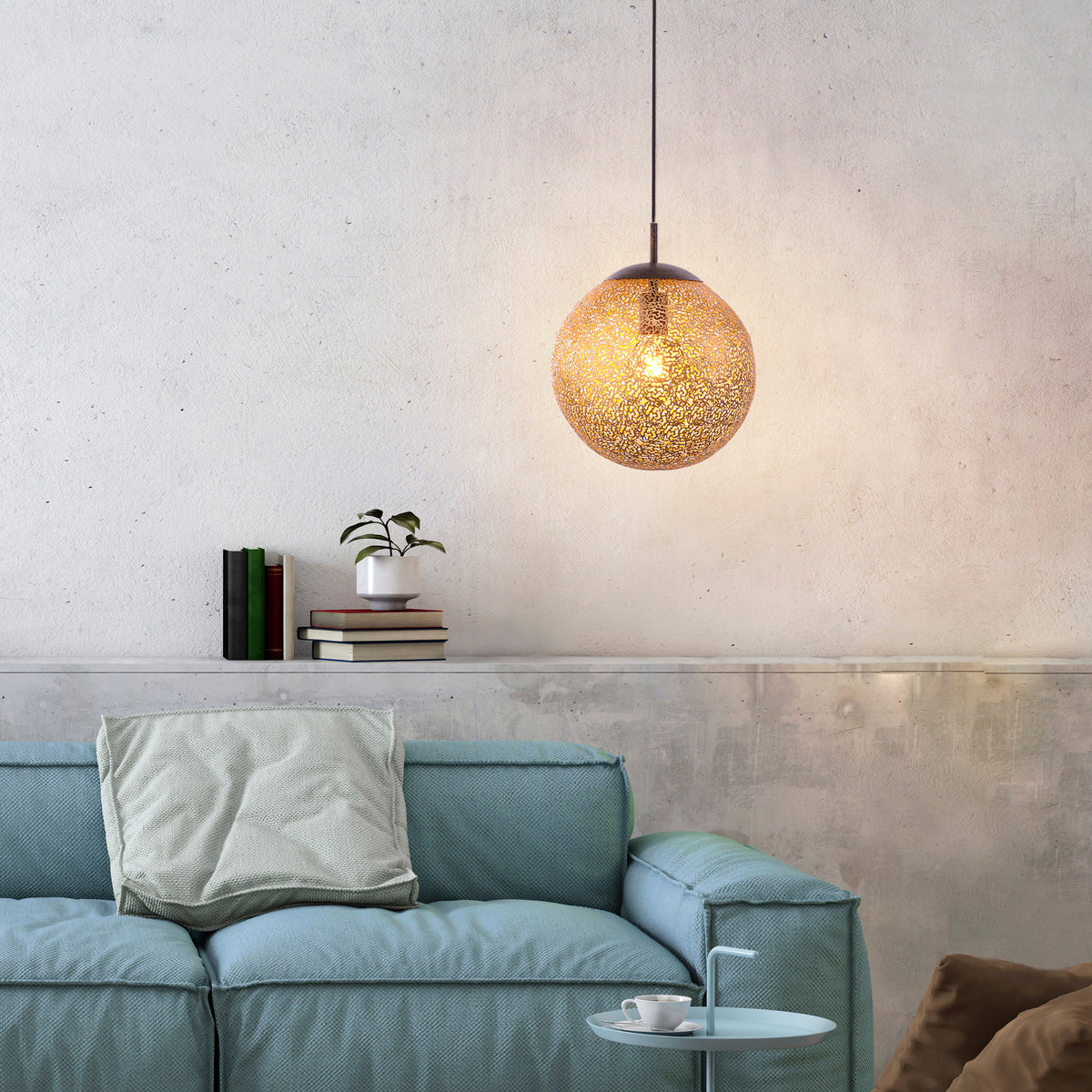 Mise en ambiance : suspension allumée au-dessus d'un canapé bleu dans un salon.