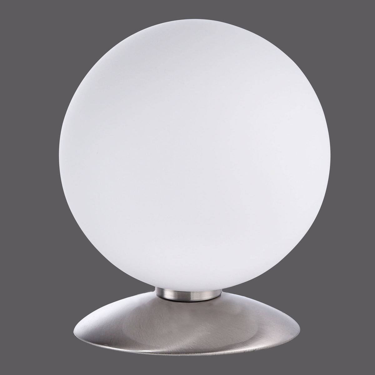 Lampe à poser avec globe en verre opalin et base en acier brossé, vue de face.