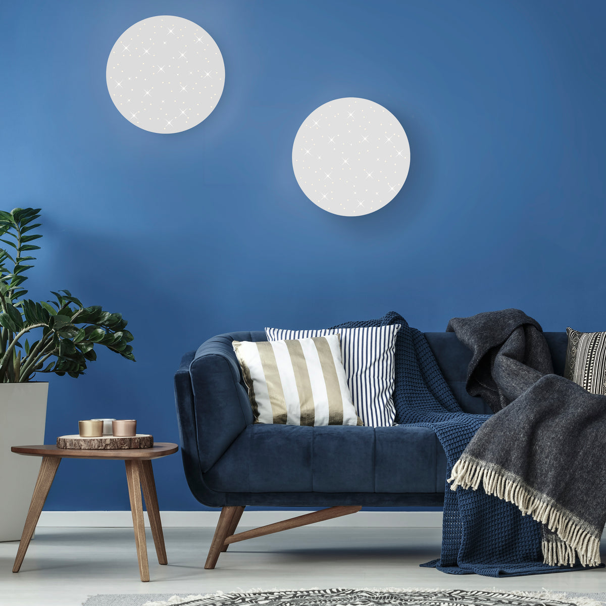 Mise en ambiance de deux plafonniers ronds étoilés sur un mur bleu