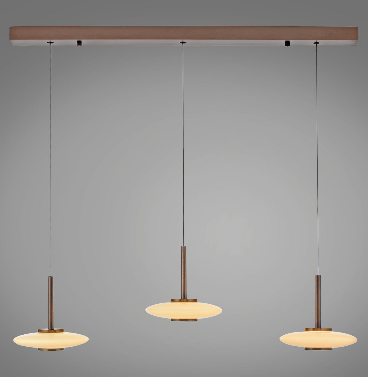 Suspension à trois abat-jours en verre opalin, tiges métalliques et support en bois.