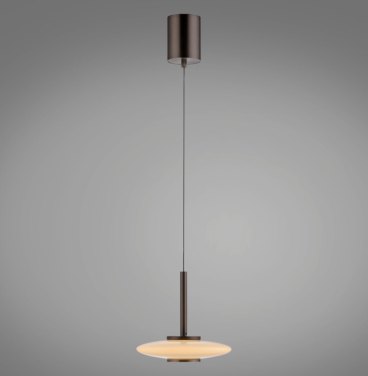Suspension marron foncé vue de face sur fond gris, abat-jour plat en verre opalin