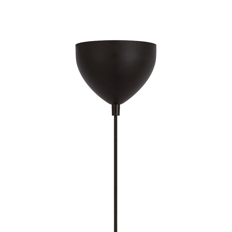 Gros plan sur la rosace noire et le cordon textile de la suspension