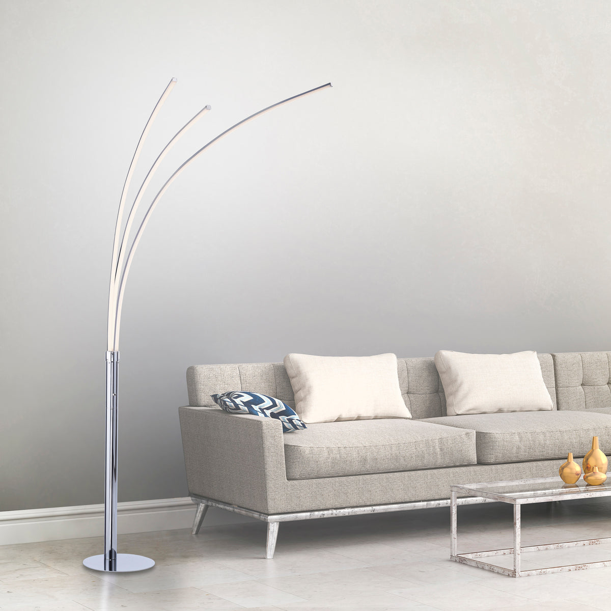 Mise en scène dans un salon avec canapé gris et table basse.