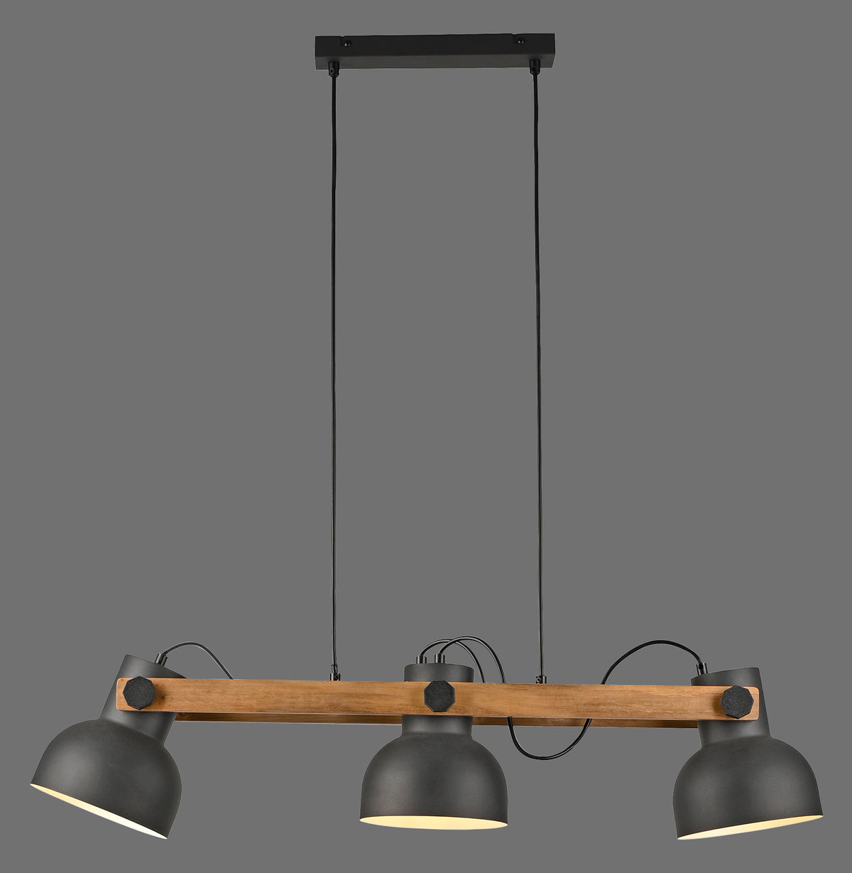 Vue de face sur fond gris de la suspension noire avec poutre en bois et trois abat-jour.