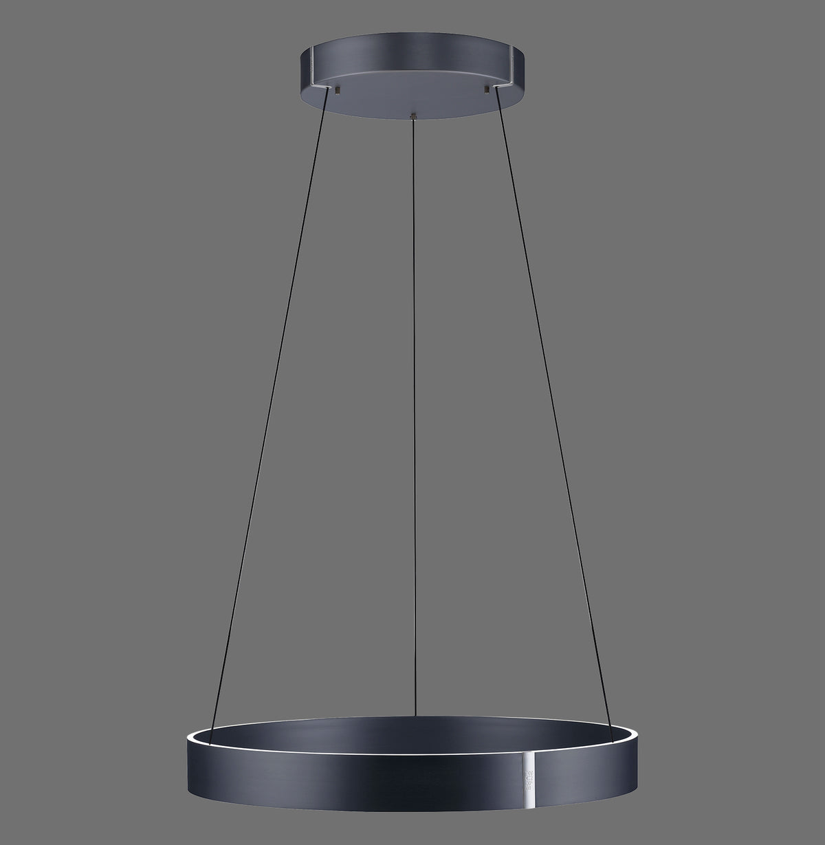 Suspension annulaire grise vue de face sur fond gris anthracite, câbles fins et diffuseur blanc.