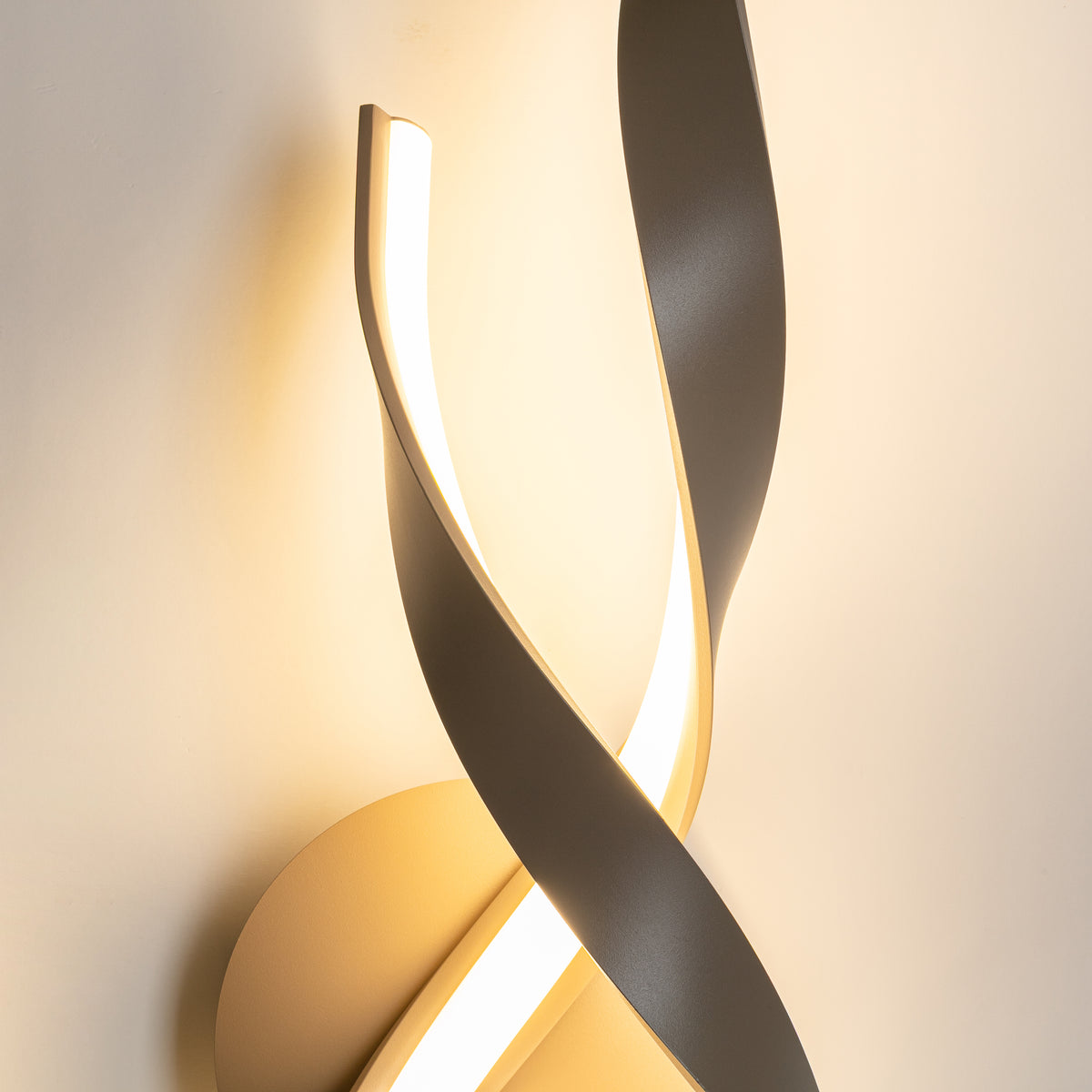Détail rapproché allumé, face interne blanche du diffuseur et bord métallique beige