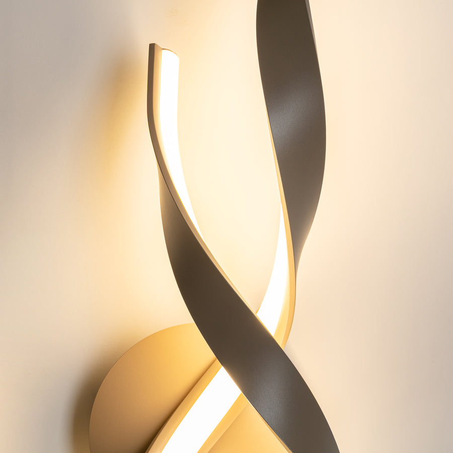 Détail rapproché allumé, face interne blanche du diffuseur et bord métallique beige
