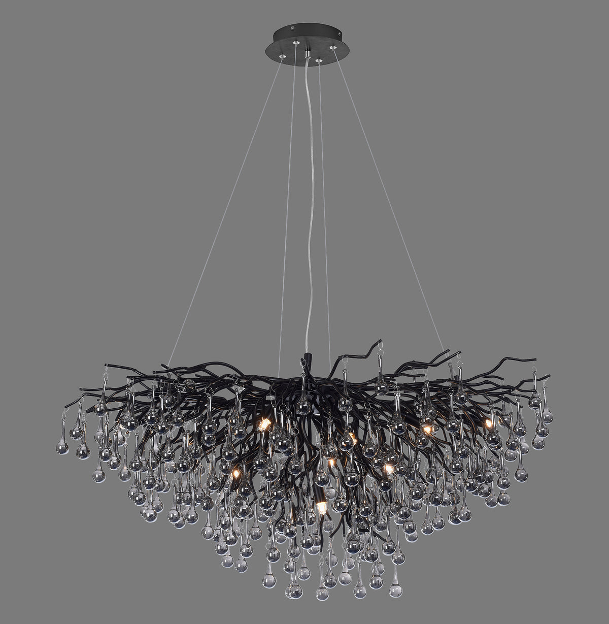 Vue d'ensemble sur fond gris de la suspension aux branches noires et pendentifs transparents.