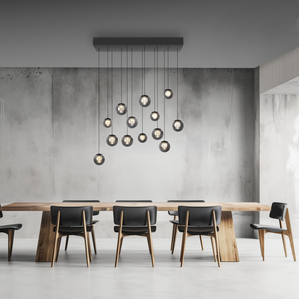 Mise en ambiance au-dessus d'une table en bois dans une salle à manger béton