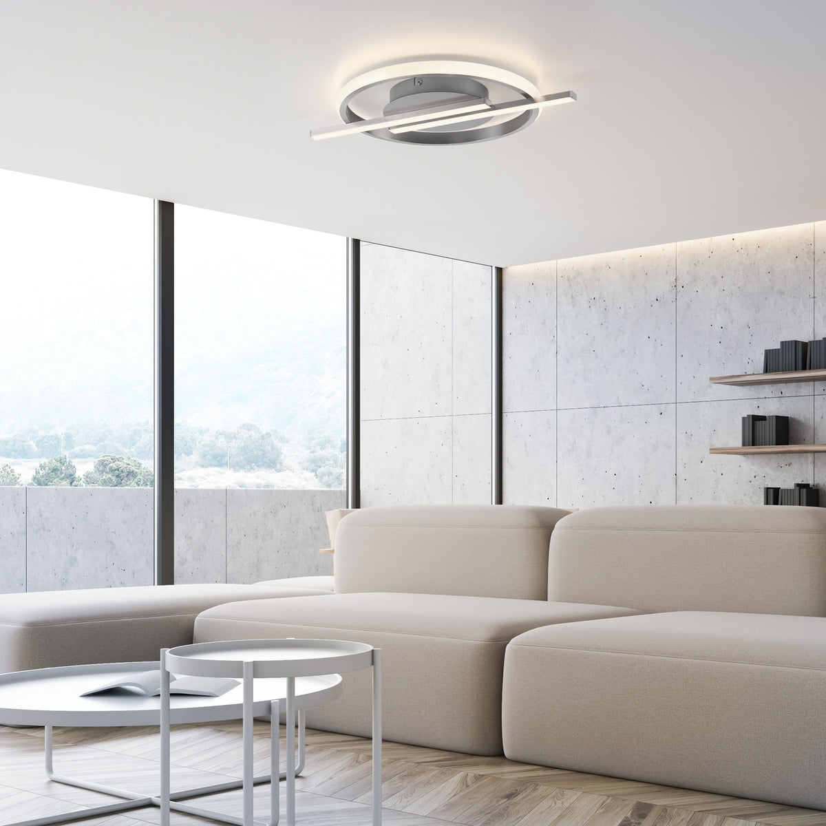 Mise en ambiance du plafonnier allumé dans un salon moderne avec canapé beige et baie vitrée.