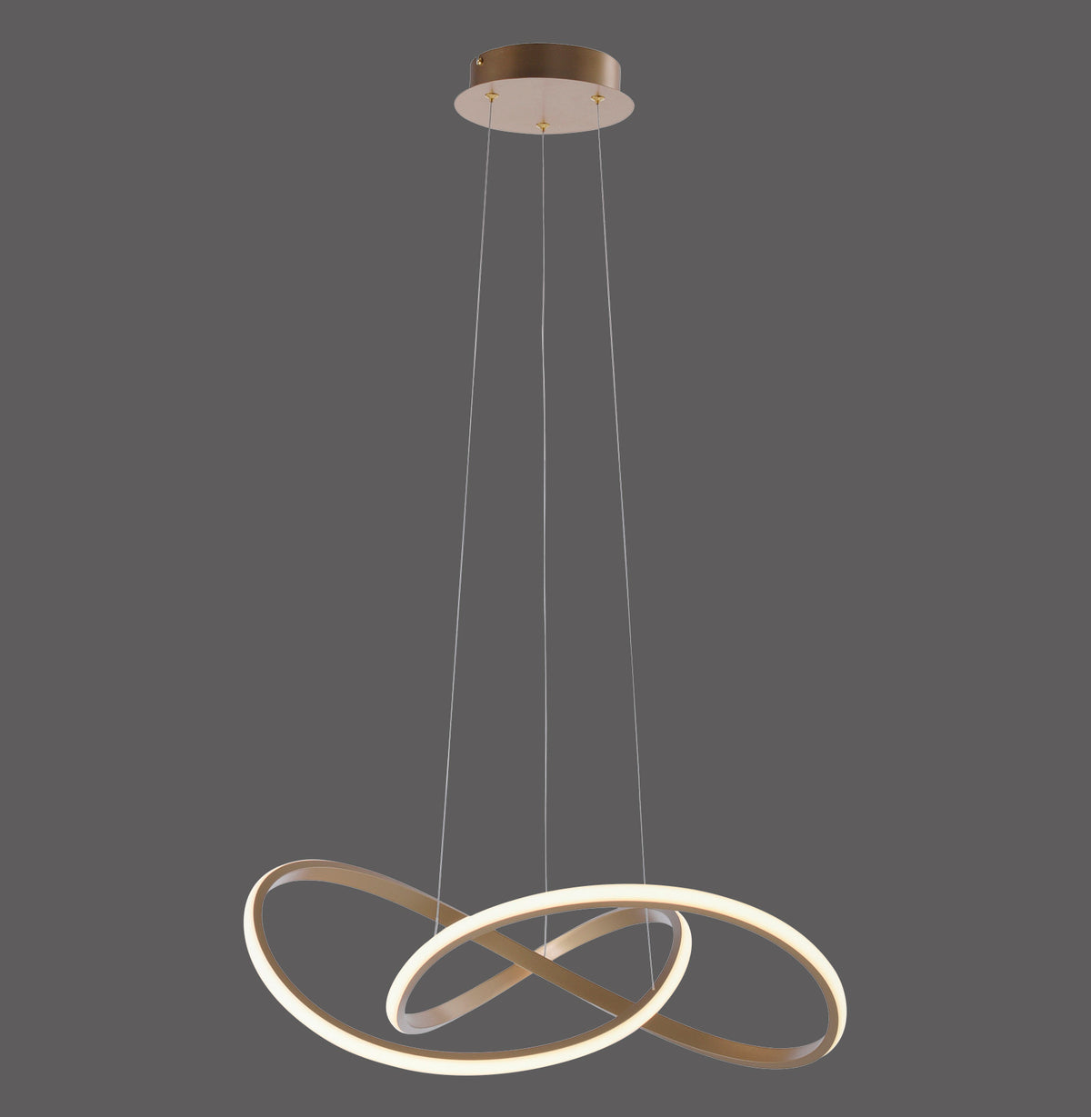 Suspension laiton mat avec trois anneaux entrelacés, vue de face sur fond gris.