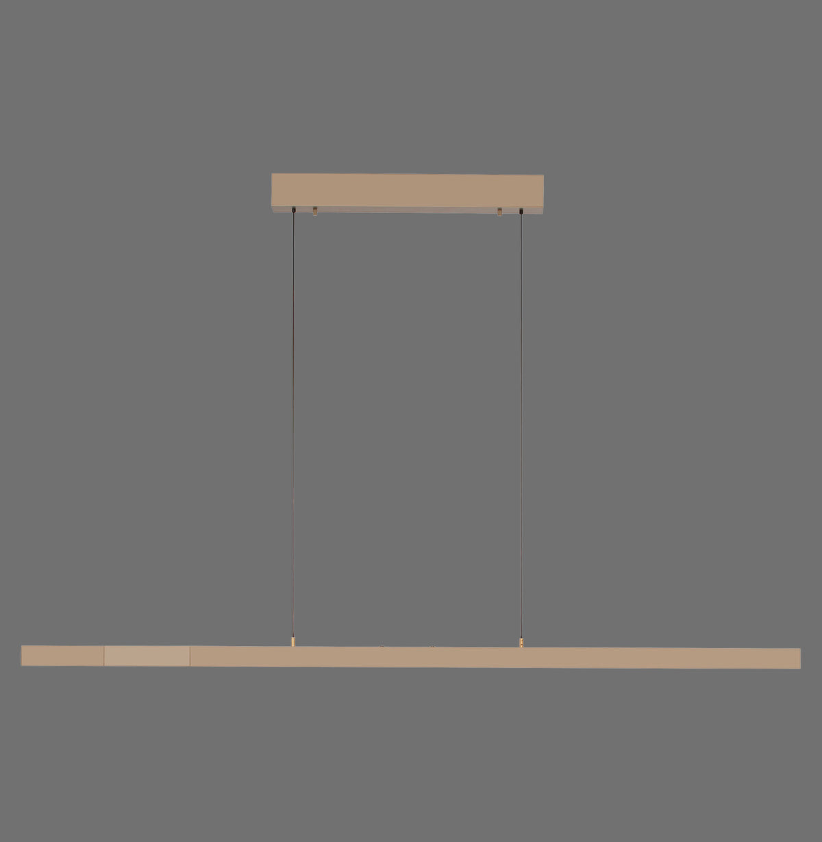 Vue de face sur fond gris du luminaire suspendu avec barre linéaire et câbles.