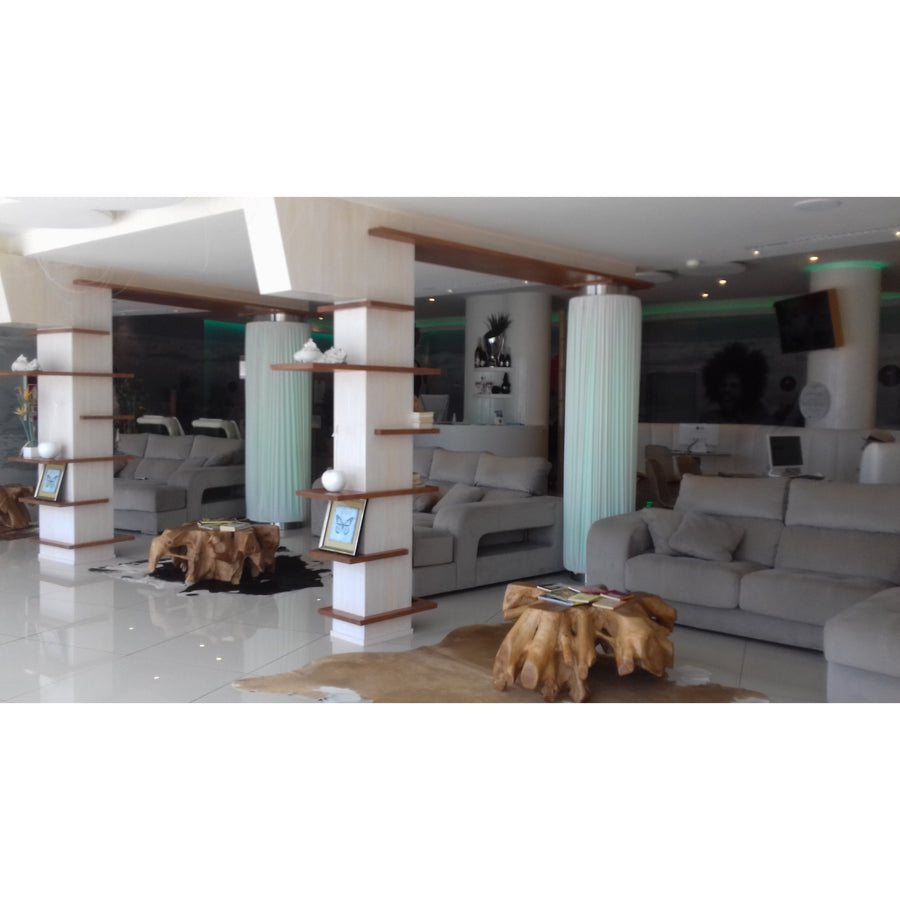 Salon d'hôtel avec spots encastrés au plafond et mobilier contemporain