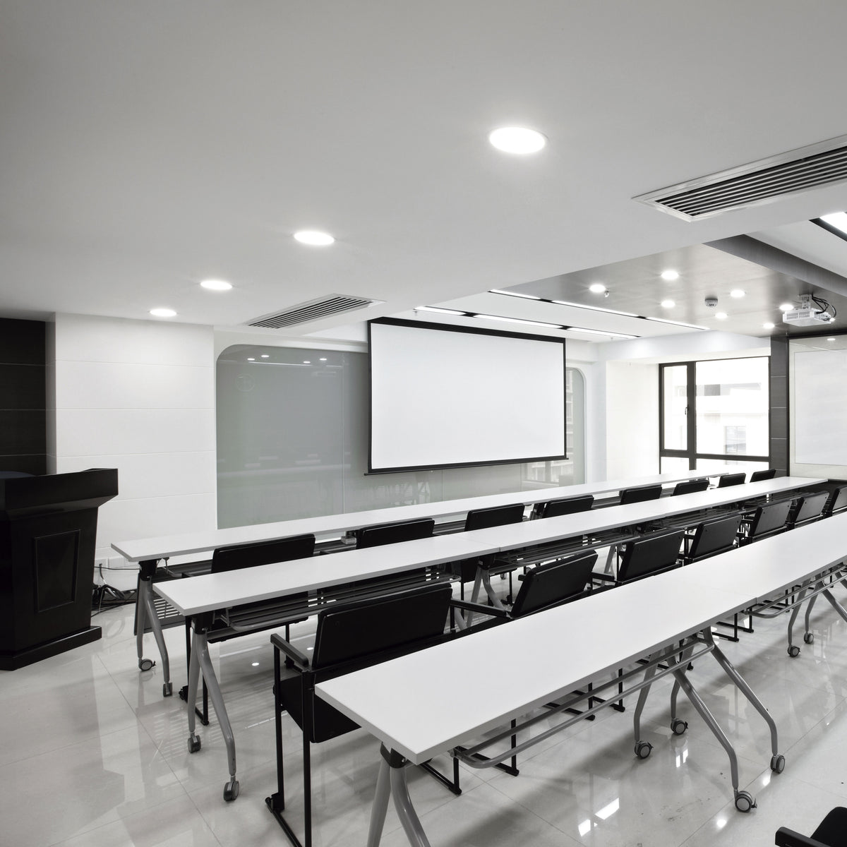 Mise en ambiance dans une salle de réunion avec plusieurs spots encastrés au plafond.
