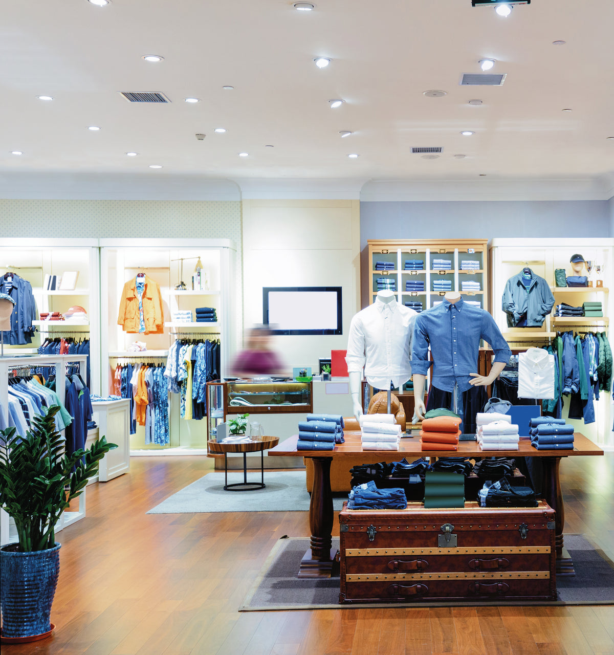 Mise en ambiance dans une boutique de vêtements, plafond équipé de nombreux spots encastrés.