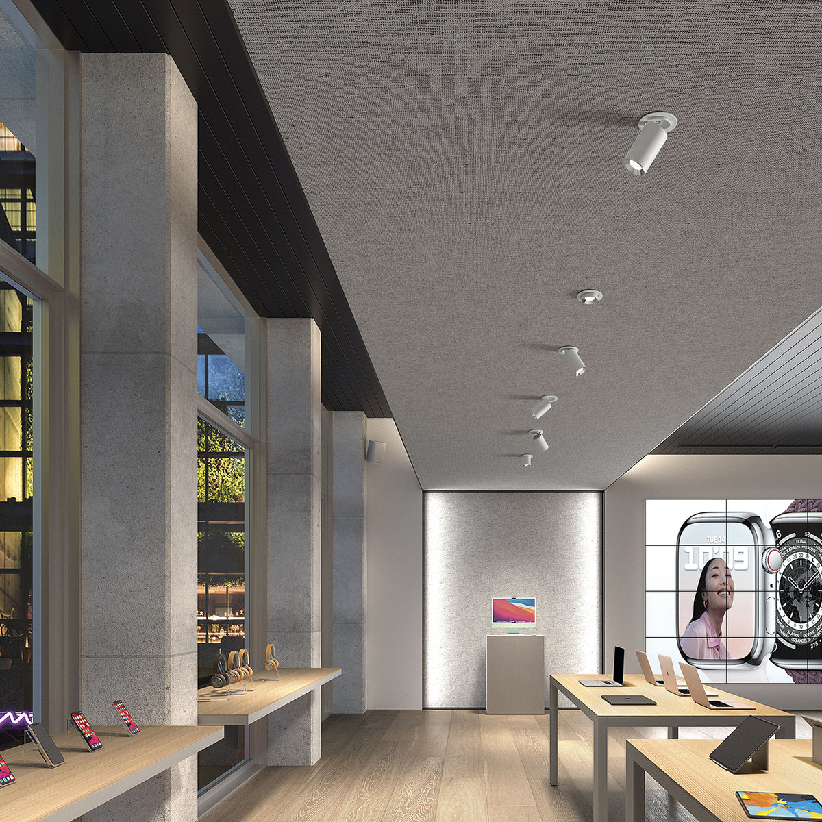 Autre vue du magasin montrant une rangée de spots encastrés orientés vers les tables d'exposition