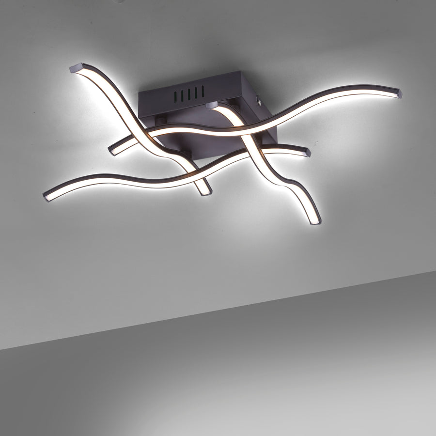 Gros plan du plafonnier allumé diffusant une lumière blanche au plafond