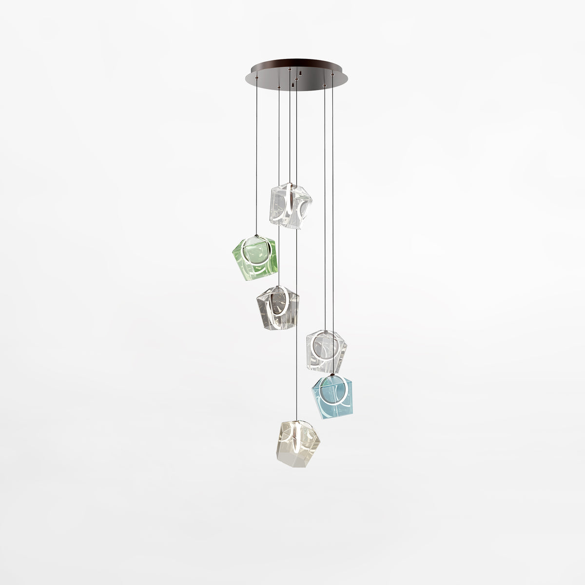 Suspension six luminaires en verre translucide coloré suspendus en cascade sur fond blanc