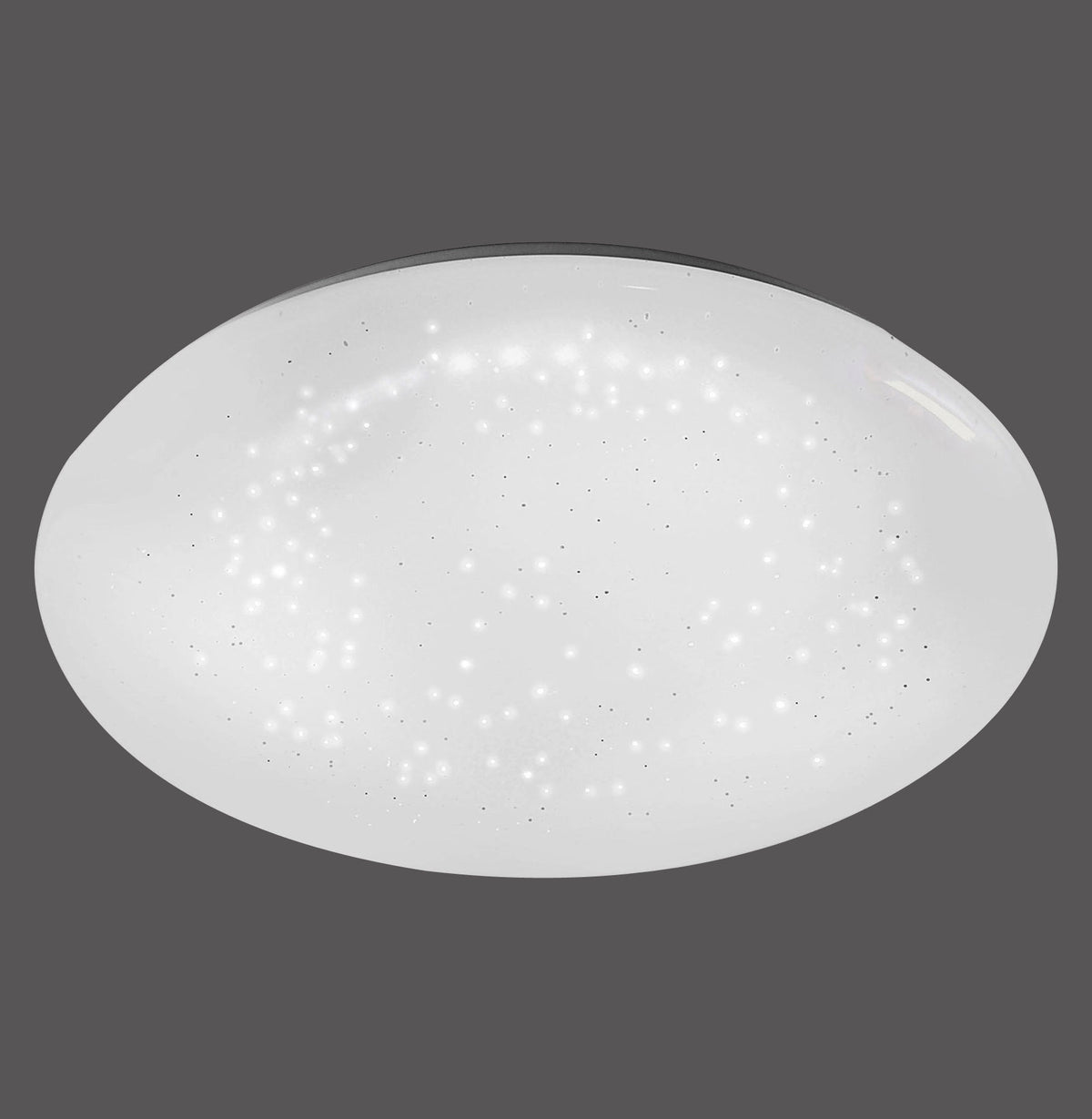 Vue rapprochée du plafonnier ovale blanc allumé, effet ciel étoilé sur fond gris foncé.