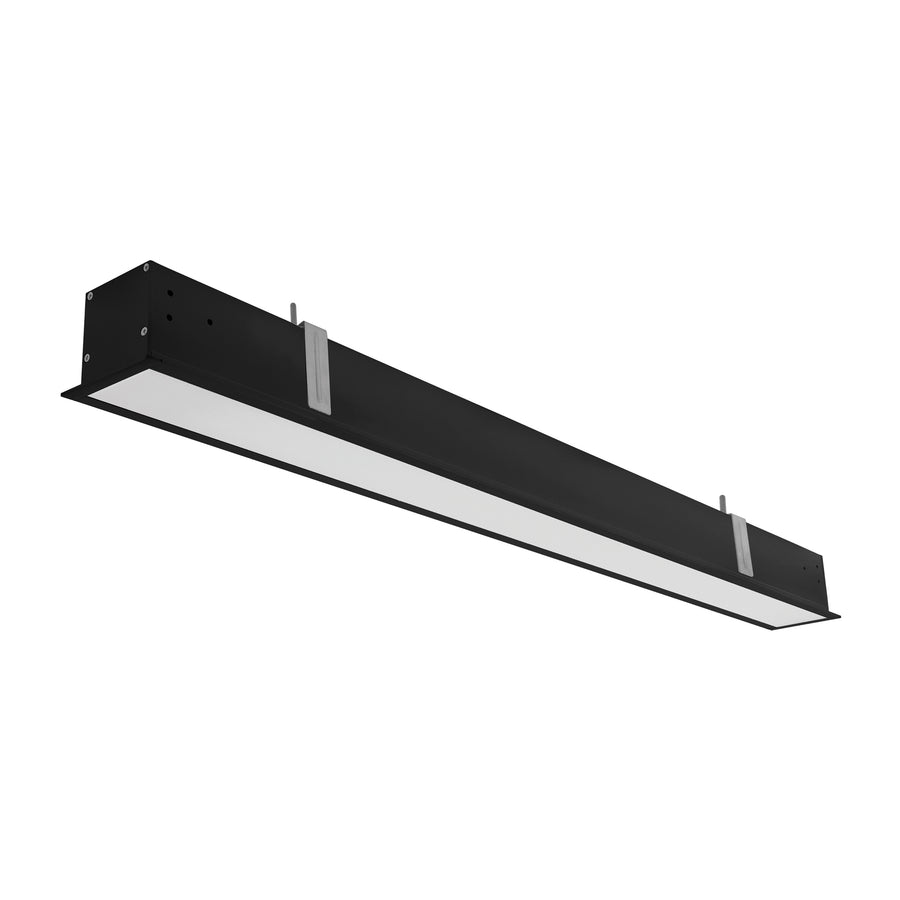 Version noire du luminaire encastrable, vue inclinée avec diffuseur clair.