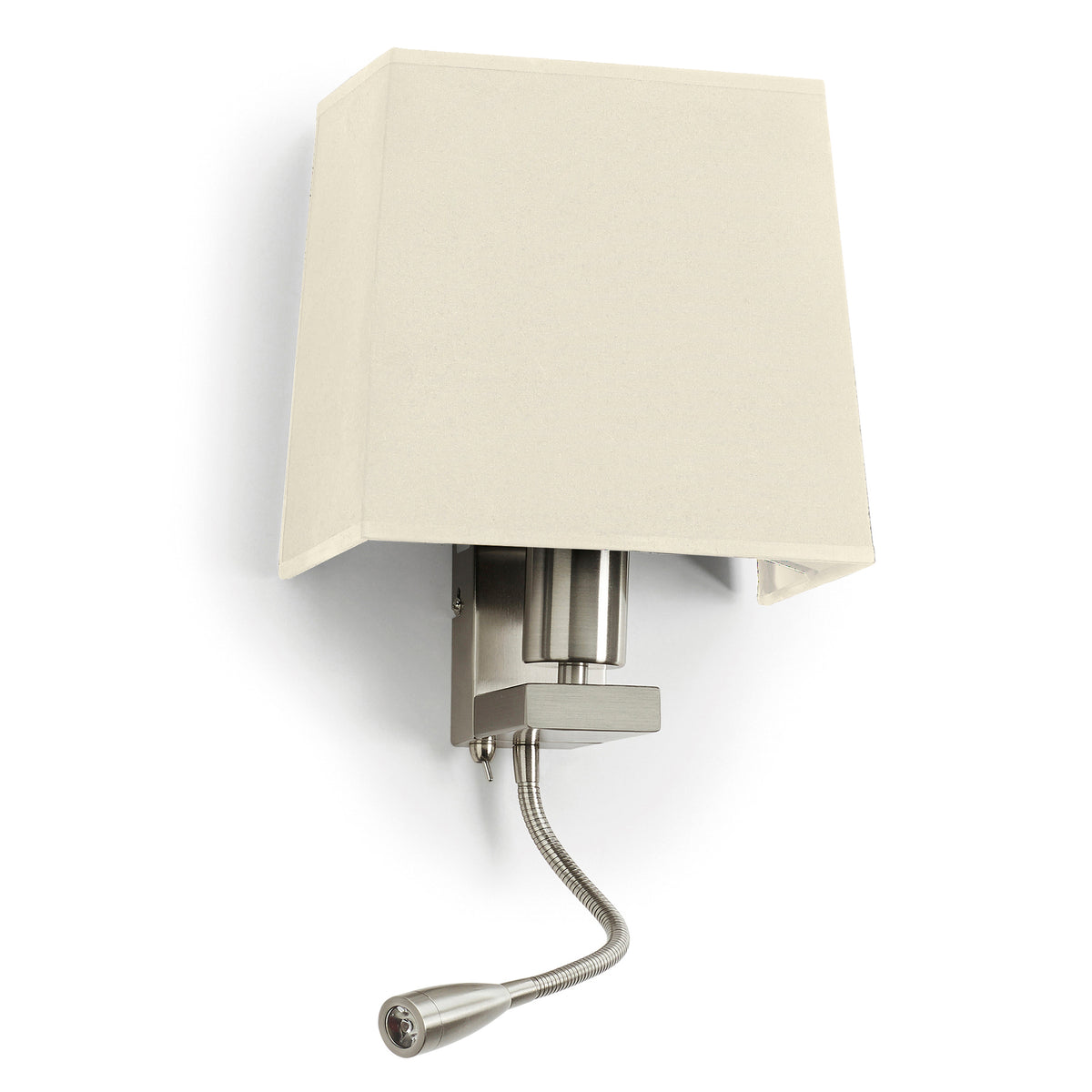 Vue de trois quarts sur fond blanc d'une applique murale à abat-jour carré beige et liseuse