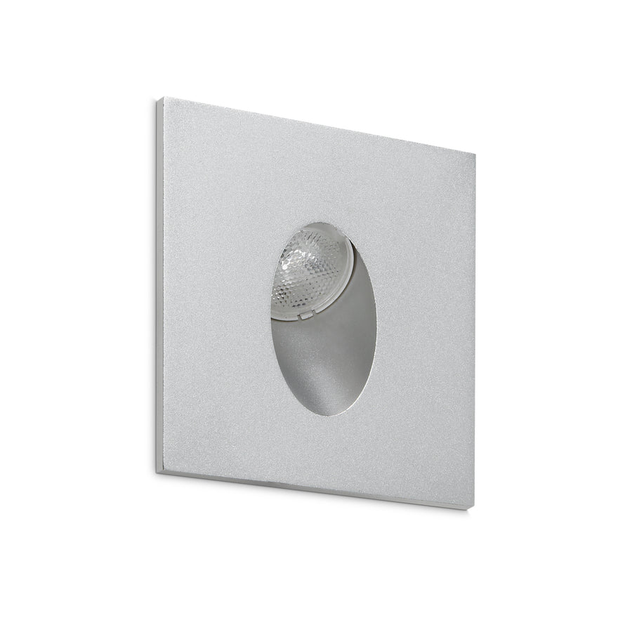 Spot encastrable carré argenté, réflecteur orientable et finition satinée, présenté de trois quarts.