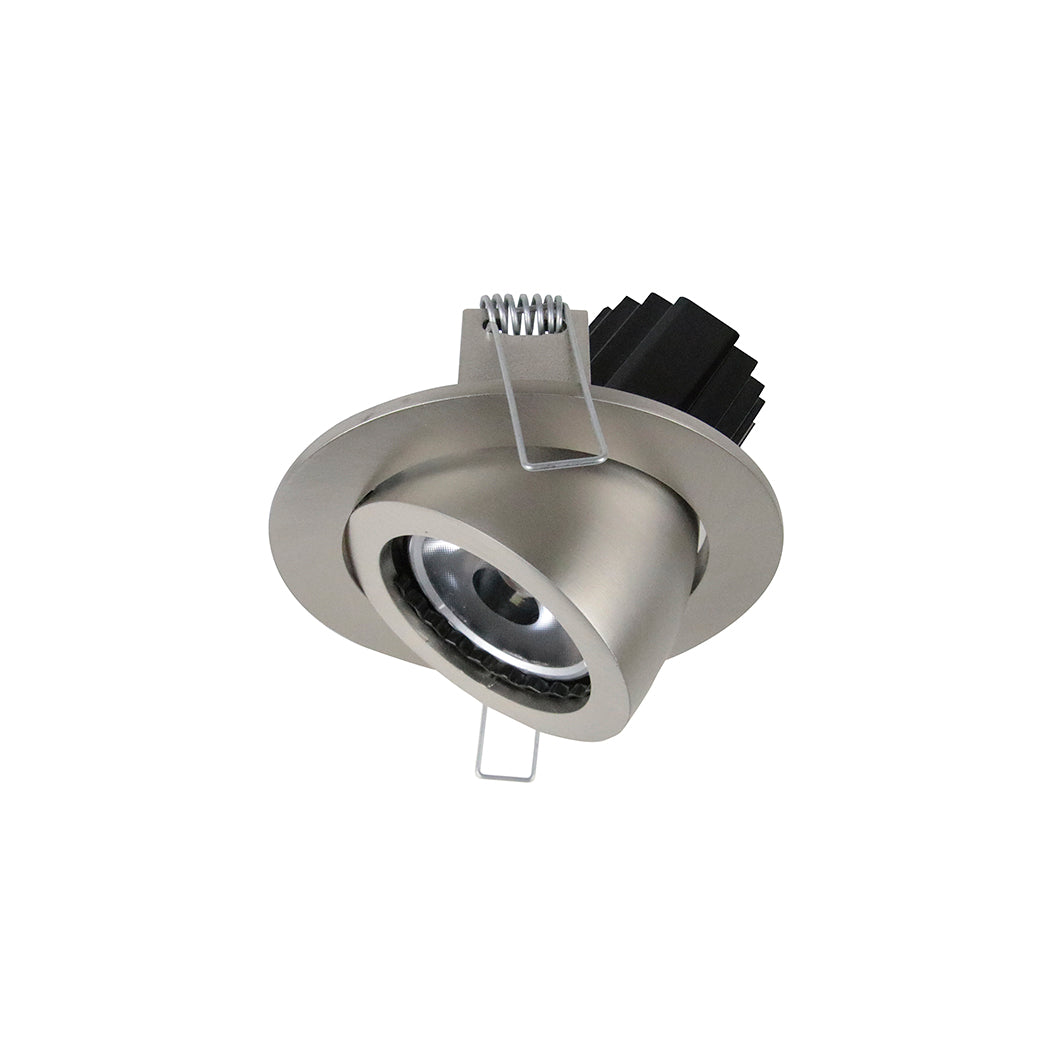 Spot encastrable rond orientable vu de trois quarts, collerette nickel mat et corps noir.