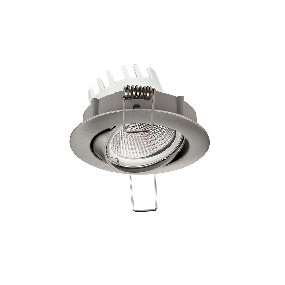 Spot encastrable orientable vu de trois quarts, collerette brossée, réflecteur strié et ressorts de fixation.