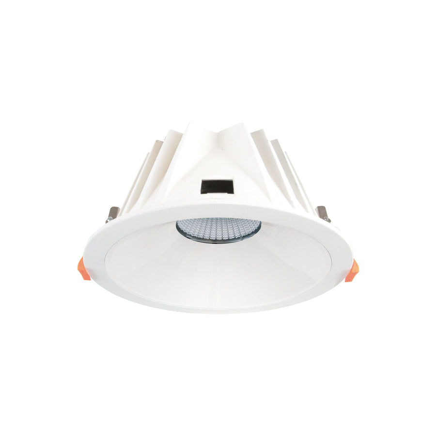 Spot encastrable blanc vu de face avec collerette circulaire et lentille LED centrale.