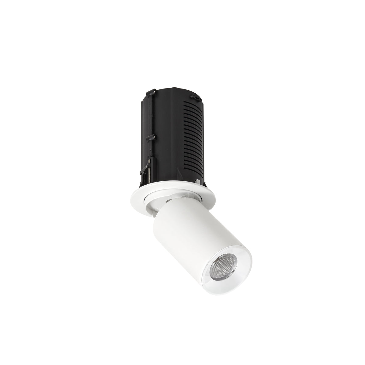 Spot encastrable blanc orienté, corps noir nervuré et collerette circulaire, sur fond neutre.