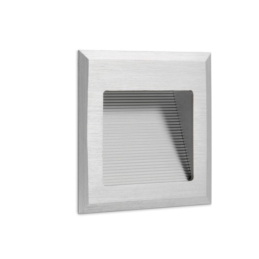 Spot encastrable carré en aluminium brossé, grille à lamelles visible de face.