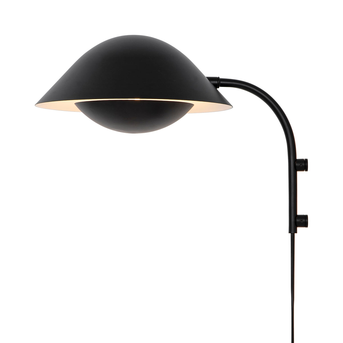 Vue rapprochée du luminaire montrant l'intérieur blanc du diffuseur et la tige.