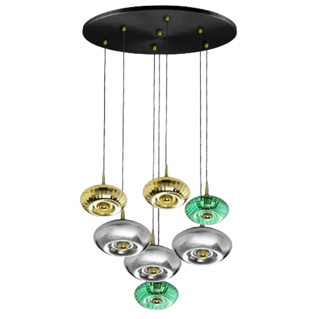 Présentation sur fond blanc d'une suspension noire à sept lumières en verre doré, vert et clair.