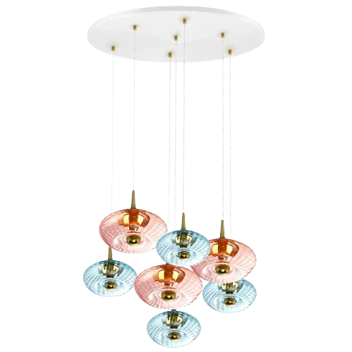 Vue de face d'une suspension à sept disques de verre rose, bleu et transparent.