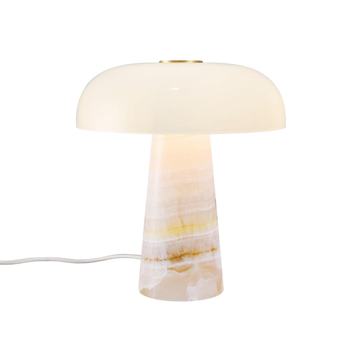 Lampe à poser allumée de face, abat-jour bombé et base en pierre rosée.