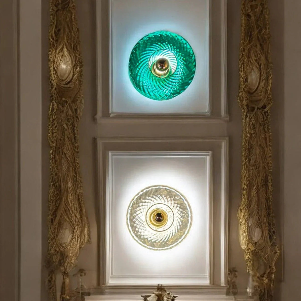 Deux appliques murales en verre, l'une verte et l'autre claire, sur panneaux moulurés