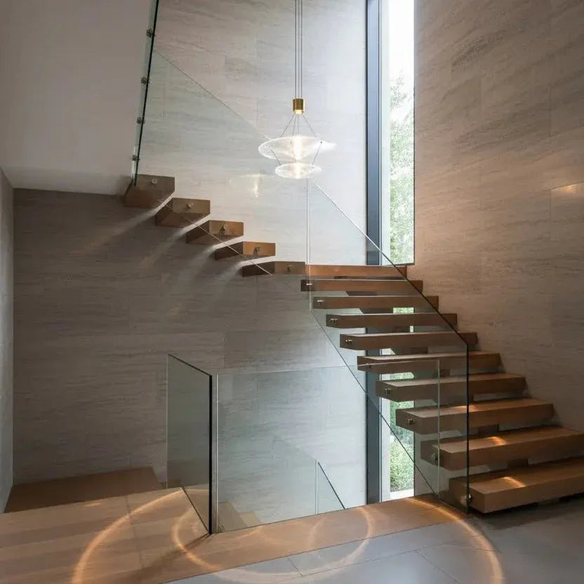 Produit vu de dessous pres d'un escalier, disques de verre superposes en contre-jour