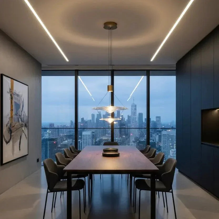 Plan large de face, le luminaire centre devant la baie vitree et la ville